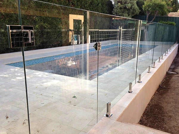 Pool Fence Glas Spigot Application