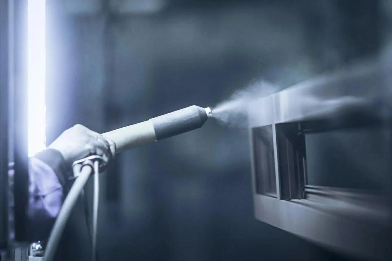High-pressure water gun degreasing scene