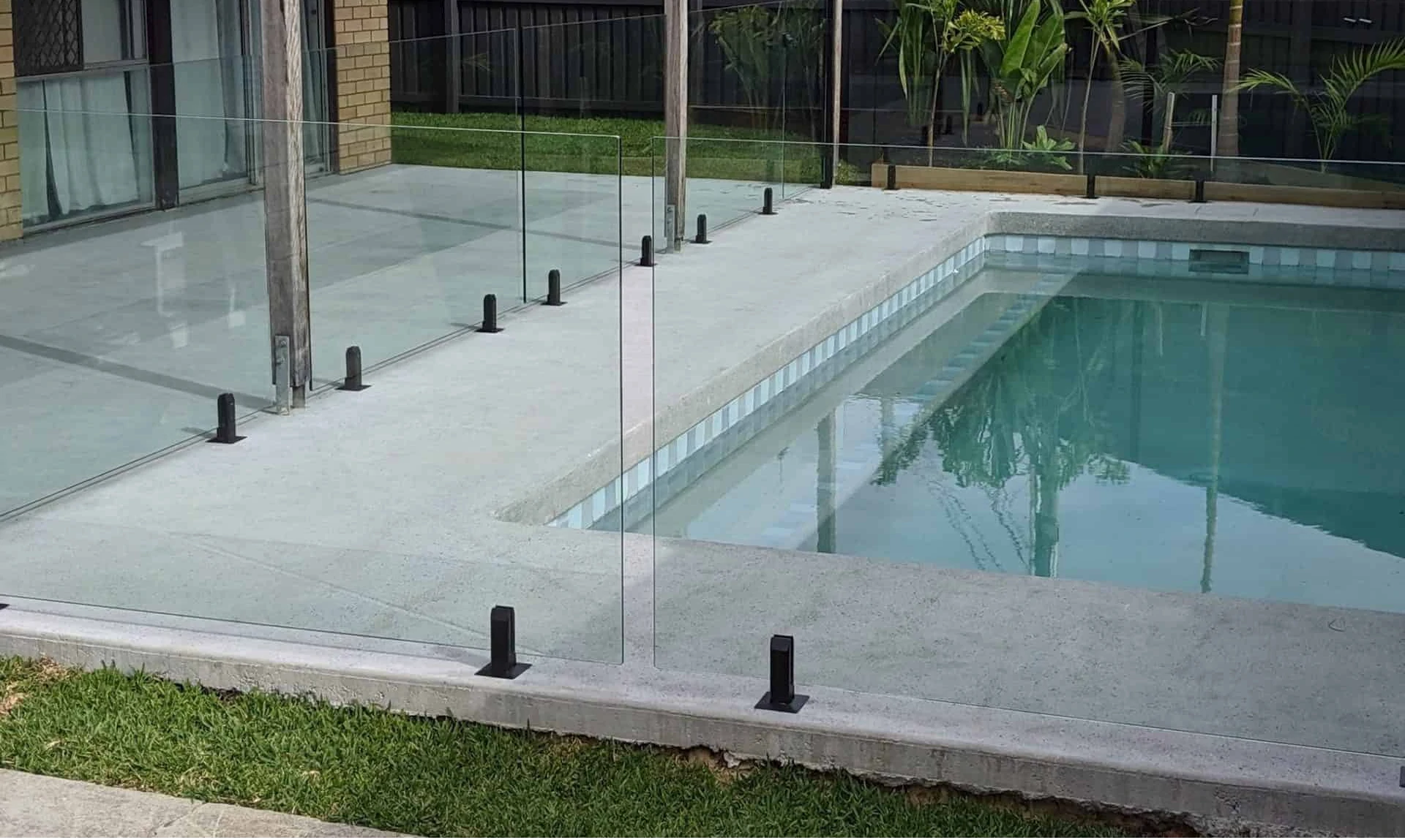 Black swimming pool glass spigots