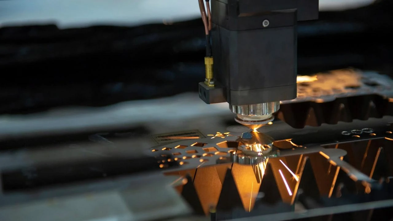 Moulages et découpe laser : ouvrir la voie à une nouvelle ère de précision et d'efficacité dans le traitement des moulages