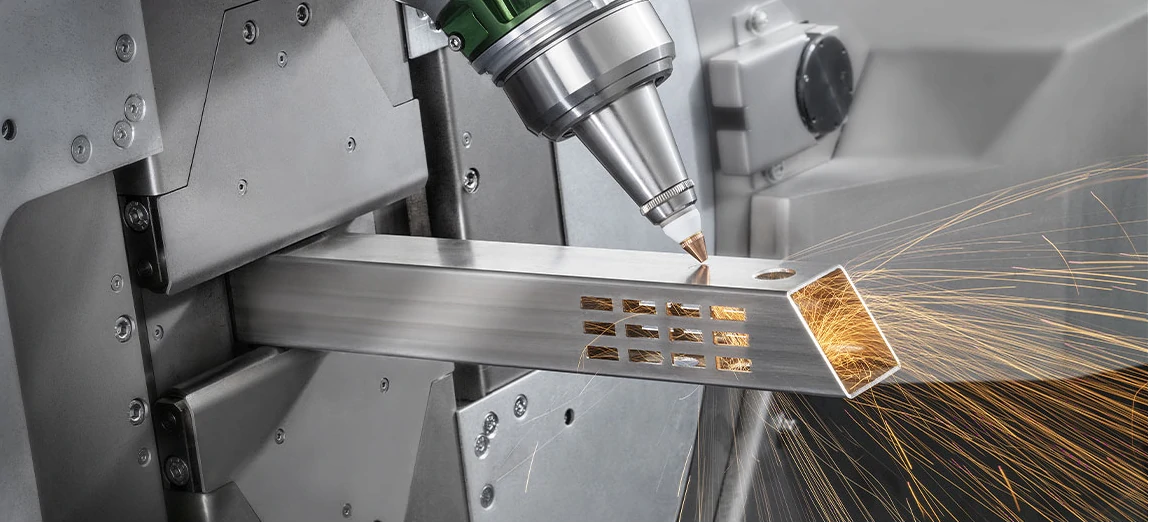 Découpe au laser de motifs creux sur des tubes métalliques carrés destinés à la quincaillerie d'ameublement et aux matériaux de construction