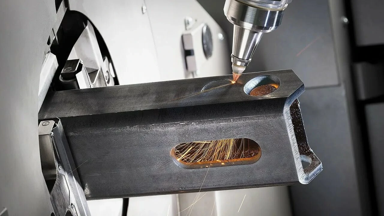 Découpe laser de précision de tubes structurels en fonte et en acier avec usinage de fentes et de trous pour la quincaillerie de bâtiment