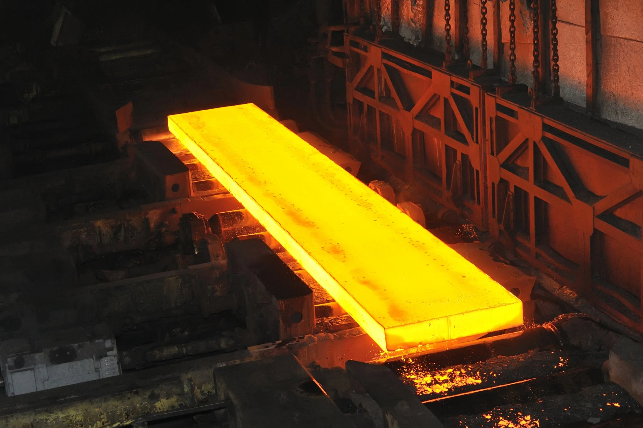 Pièce métallique moulée subissant un traitement thermique dans un four à haute température, prête à être refroidie.