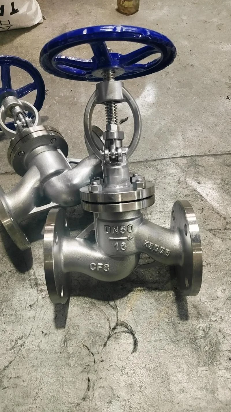 لقطة مقربة لأجسام الصمامات البحرية المصنوعة من الفولاذ المقاوم للصدأ DN50 تظهر التشكيل شبه النهائي وجودة المواد التي تم تحقيقها من خلال تقنية الصب الدقيق.