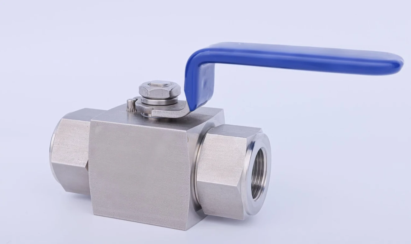 صمام كروي من الفولاذ المقاوم للصدأ مصبوب بالسيليكا سول مع سطح أملس، مصمم للاستخدامات البحرية عالية الضغط وبدون تسرب.