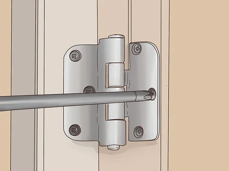 Une porte de piscine en verre s'enclenchant en douceur dans le loquet magnétique grâce à des charnières hydrauliques correctement réglées.